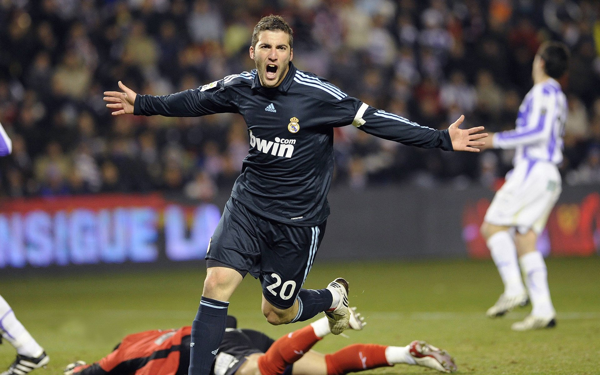 两前腰角色分工拉开防线宽度,双前腰战术